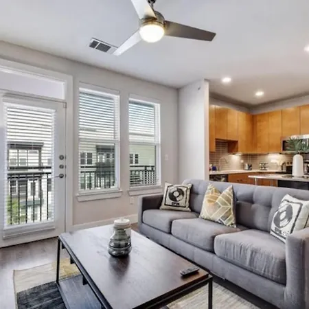 Luxurious Studio, Work From Home, Wifi, Riverwalk
